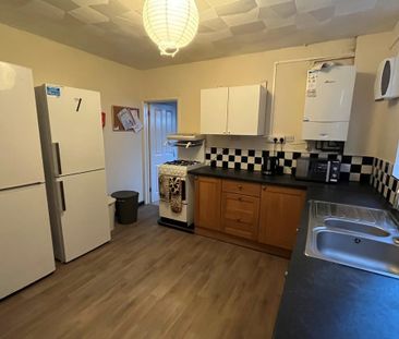 4 bedroom semi-detached house to rent - Photo 6