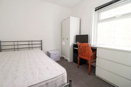 4 bedroom terraced house to rent - Photo 2