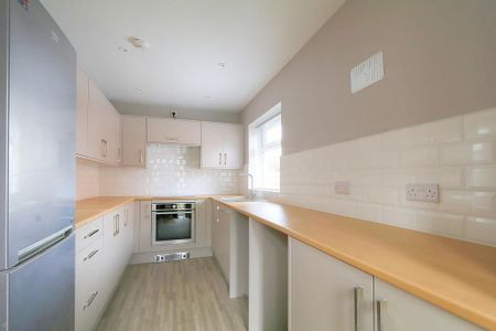 2 bedroom semi-detached bungalow to rent - Photo 3