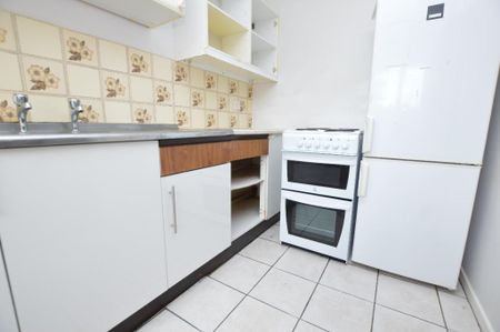 3 bedroom flat to rent - Photo 4