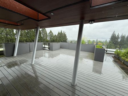 Modern Penthouse in Surrey - Photo 2
