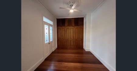 BEAUTIFULLY APPOINTED ONE BEDOOM APARTMENT. - Photo 4