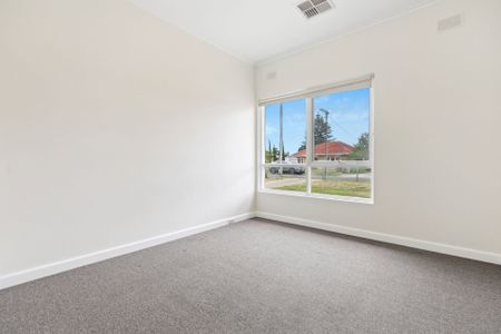 Spacious family home in a quiet street - Photo 4