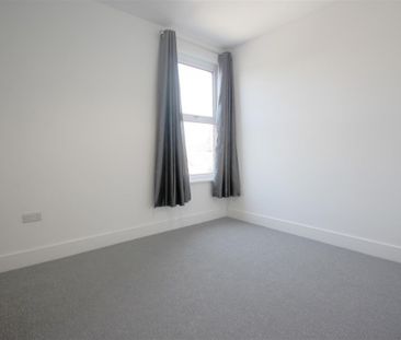 3 Bedroom House - Mid Terrace To Let - Photo 4
