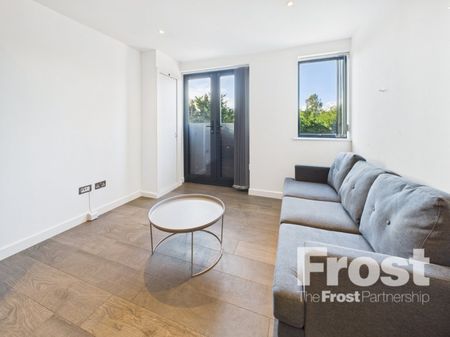 The Broadway, Farnham Common, Slough,SL2 - Photo 2