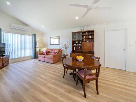 Neat and tidy FOUR bedroom duplex - Photo 2