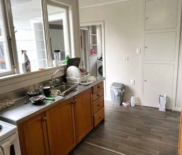 Central and convenient - six-bedroom student living - Photo 4