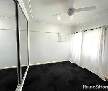CHARMING THREE BEDROOM HOME IN MACQUARIE FIELDS! CLOSE TO STATION! - Photo 6