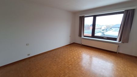 Praktische woning met zonnig terras en dubbele garage in centrum Poperinge. - Photo 3