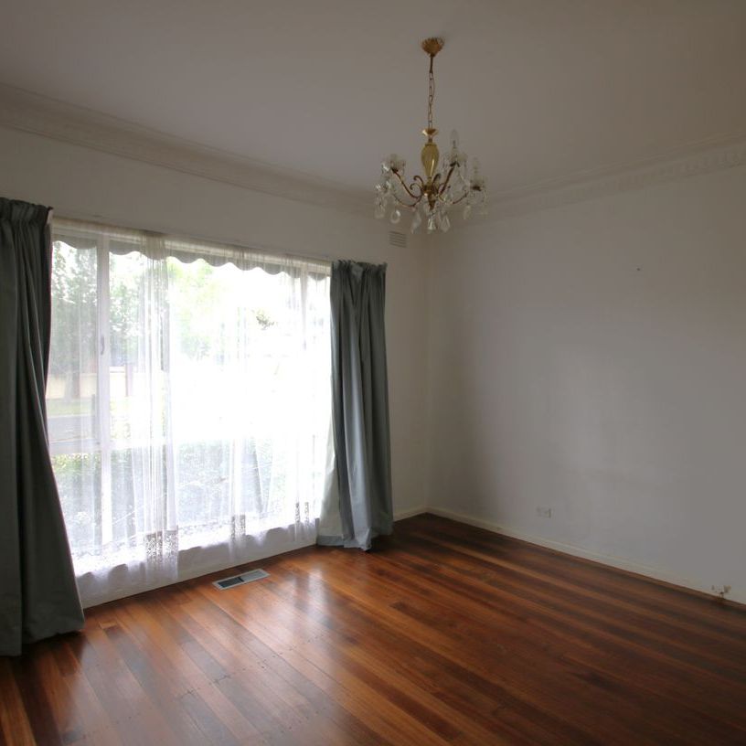 Spacious 3-Bedroom Home in Prime Keilor Park Location! - Photo 1