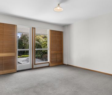 Sunny Two Bedroom Apartment in Merivale - Photo 1