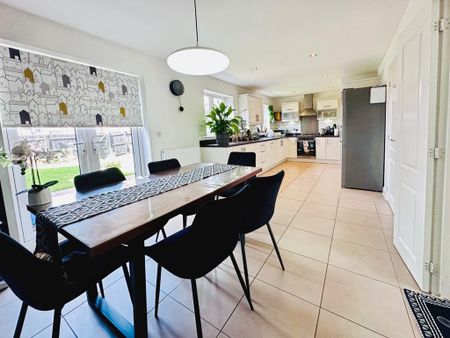 4 bedroom detached house to rent - Photo 3