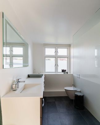 Moderne halvt dobbelthus med solrig have i hjertet af Valby - Photo 1