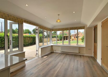 4 bedroom semi-detached house to rent - Photo 2