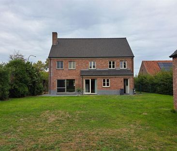 Alleenstaane woning met 4 slaapkamers, 2 garages en grote tuin - Photo 1