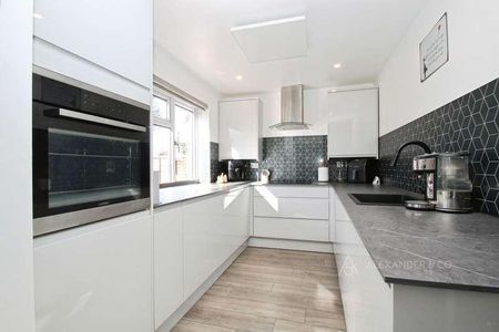 North Croft, Elmfield Gate, Winslow, Buckingham, MK18 - Photo 2
