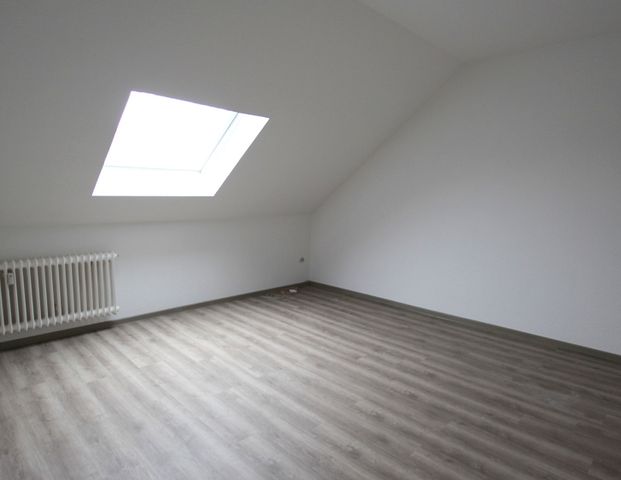 Frisch renovierte 4-Zimmer-Dachgeschosswohnung in schöner, ruhiger Wohnlage in Metjendorf - Photo 1