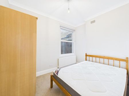 3 bedroom flat to rent - Photo 3