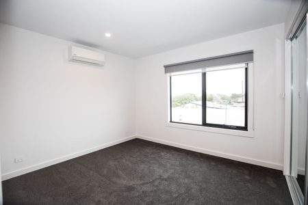 Spacious 4-Bedroom Home with Modern Amenities in Reservoir - Photo 3