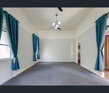 Spacious Character Queenslander Close to the CBD - Photo 4