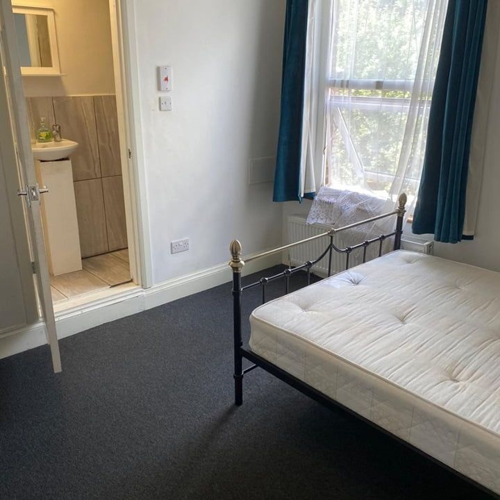 Room in a Shared House, Arngask Road, SE6 - Photo 1