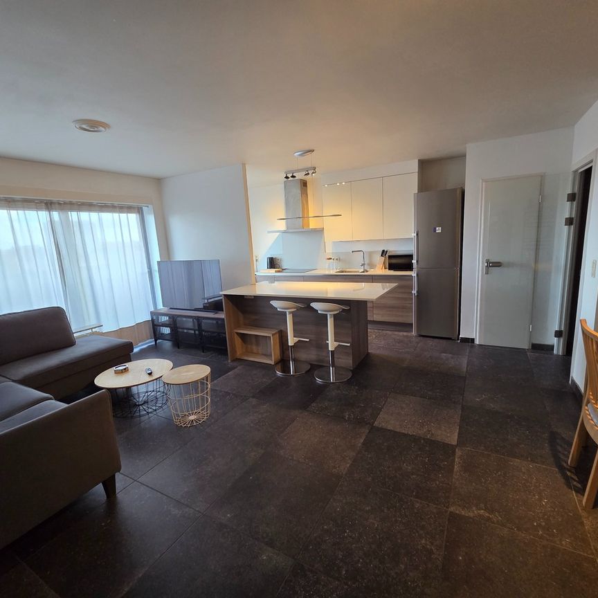 Volledig gerenoveerd tweeslaapkamer appartement inclusief garagebox en terras op toplocatie! - Foto 1