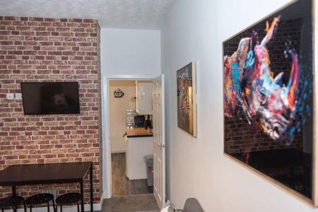 1 bedroom in a house share to rent - Photo 2