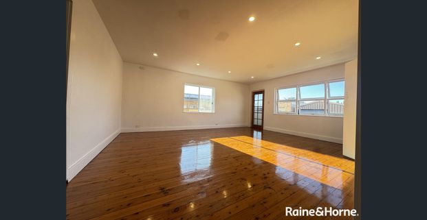 Newly Renovated 4 Bedroom House in the heart of WAREEMBA PENINSULA - Photo 1