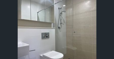 Modern Apartment in Prime Location, Offering Low-Maintenance Lifestyle - Photo 5