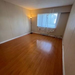 ***$1750 - 1 bedroom apartment -Main Street*** - Photo 2