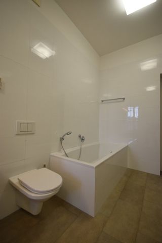 "ANDRÄVIERTEL - Stilvoll Wohnen in sanierter 3 Zimmer Altbauwohnung mit Stadtblick" - Photo 3