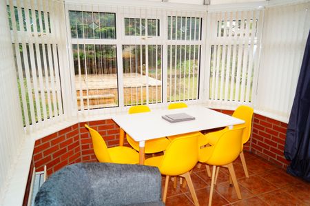 Bright & Modern Room | Quiet Neighborhood 🌿 - Photo 4