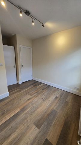 3 bedroom flat to rent - Photo 3