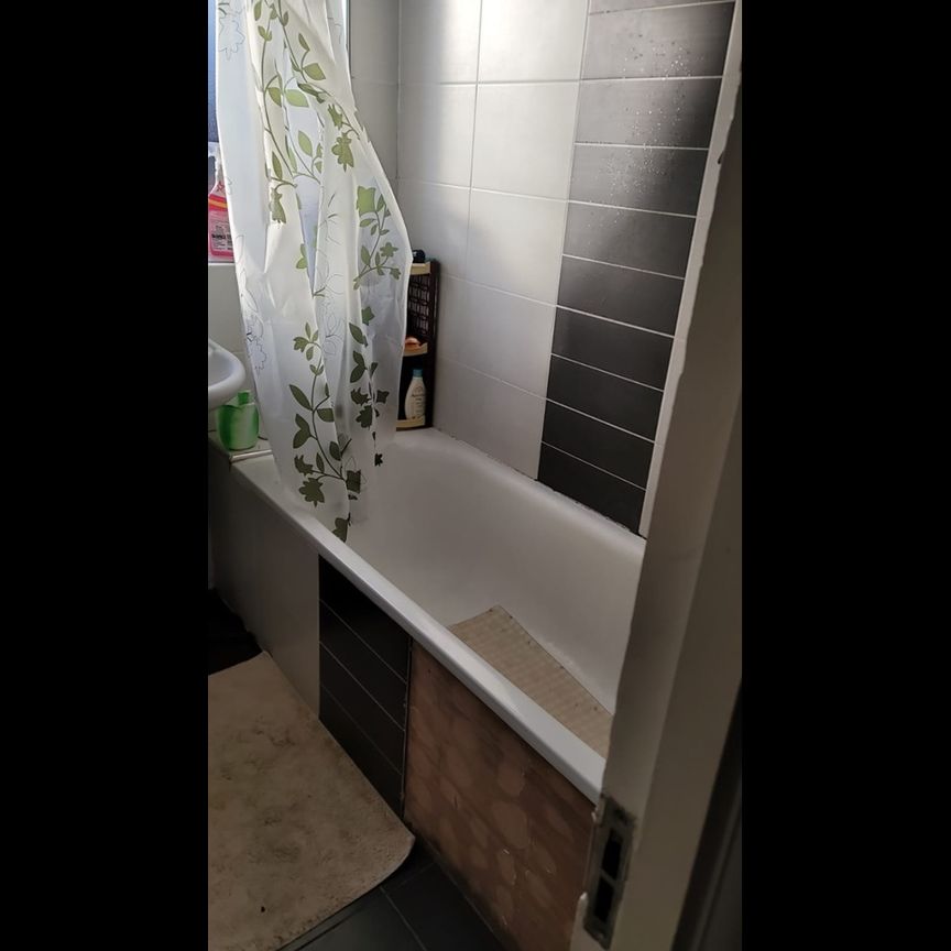 Room in a Shared House, Springfield Drive, IG2 - Photo 1
