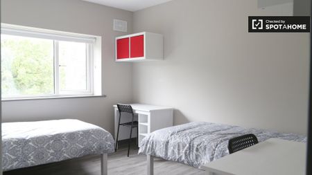 Rooms for rent in 5-bedroom apartment in Whitehall, Dublin - Photo 3