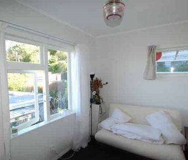 WELL PRESENTED 60'S BUNGALOW WITH STUNNING VIEWS: - Photo 3