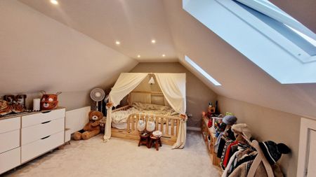 PETERBOROUGH - Photo 2