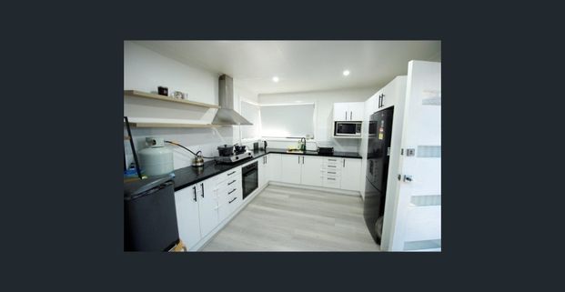 Spacious 3-Bedroom Home in Prime Guildford Location – Available for Rent! - Photo 1