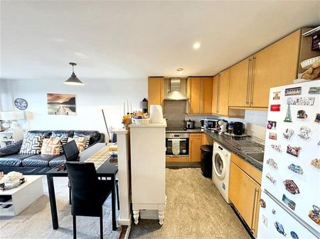 2 bedroom flat to rent - Photo 2