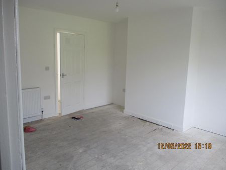 3 bedroom end of terrace house to rent - Photo 2