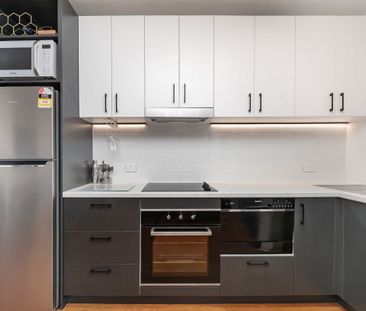 Well presented apartment next to parklands - Photo 4