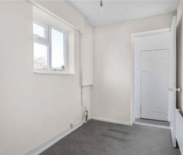 A semi detached house in this convenient West Oxford location. This... - Photo 4