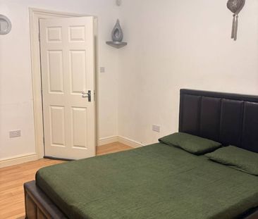 Master bedroom to rent close to seven king station - £900 pcm - Photo 1