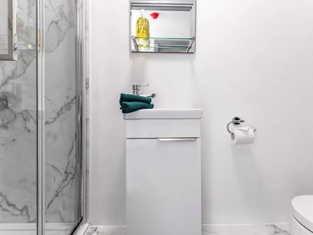 Modern Double Rooms **Virtual 3D Tour Available** Room 1 - Photo 5