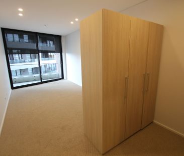 Pristine 2-Bedroom Apartment - Photo 2