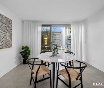 Luxe Townhouse With Endless Entertaining Opportunities - Photo 4