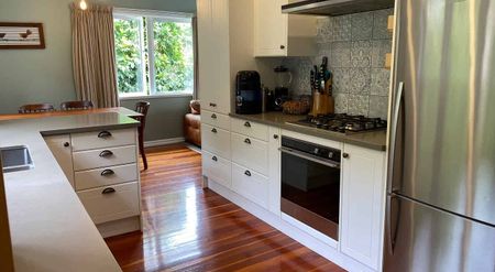 Sun drenched warm Karori home with green vistas - Photo 2