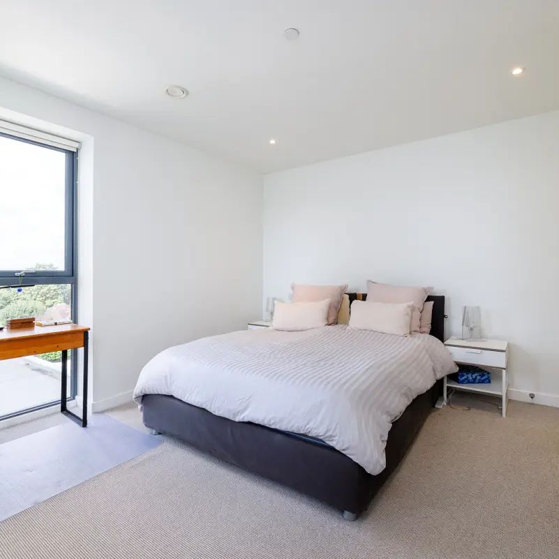 3 bedroom flat in London - Photo 1