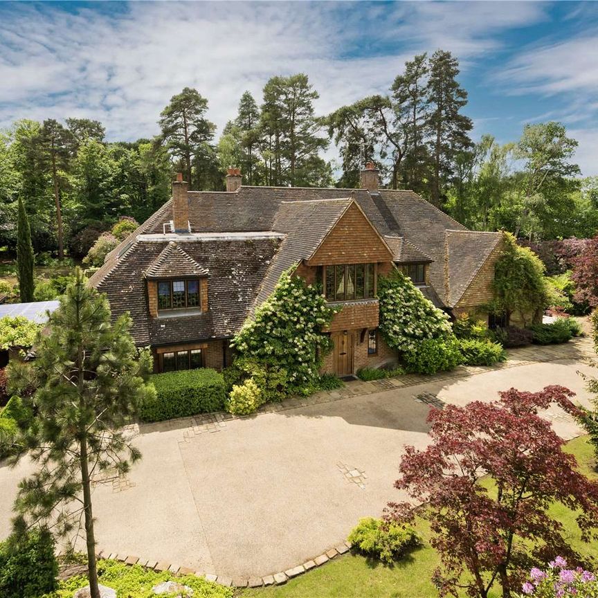 A 'Tarrant' home providing well proportioned and spacious accommodation and set in south facing grounds of about 2 acres on the main island of Wentworth Estate. - Photo 1