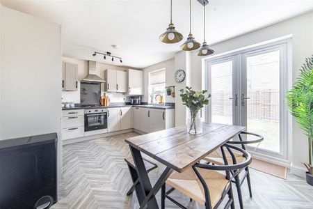 3 bedroom semi-detached house to rent - Photo 5